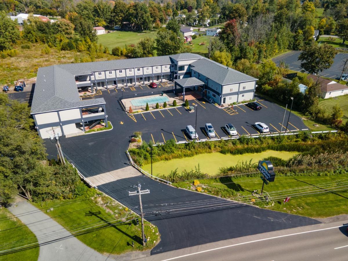 Days Inn & Suites By Wyndham Niagara Falls/Buffalo Exterior photo